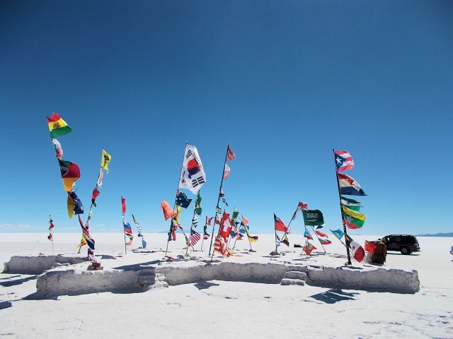 ウユニ塩湖の乾季と国旗の写真