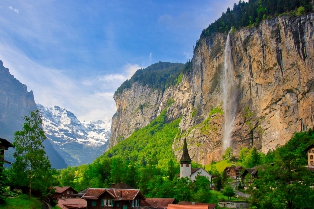 滝とヨーロッパの村の写真